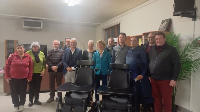 Due carrozzine basculanti in dono al Muller