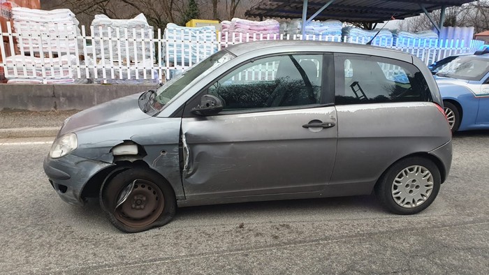 Novantacinquenne contromano ”striscia” contro un’altra auto