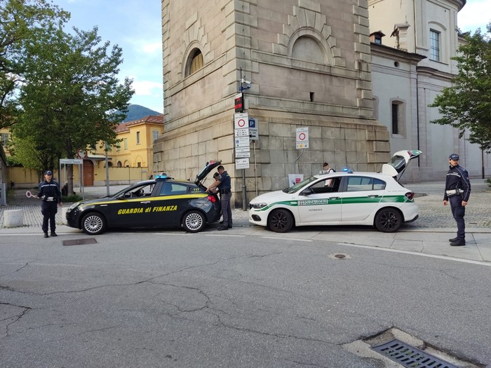 Cerca di scappare dagli agenti sul bus e resiste a un vigile, 17enne denunciato