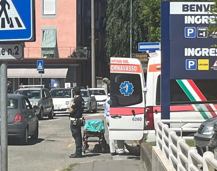 Donna investita davanti all’Esselunga