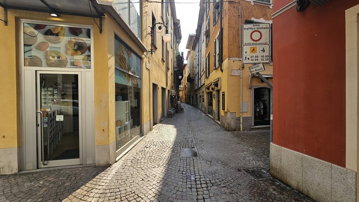 La protesta di via San Fabiano: troppe auto e moto nella ztl