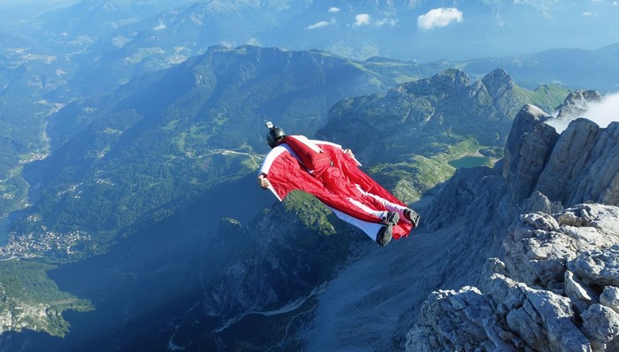 Trentaseienne base jumper muore precipitando con la tuta alare