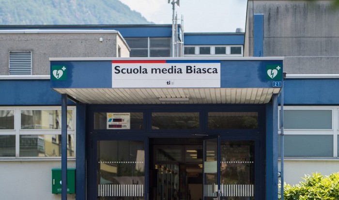 Baby vandali entrano di notte nella piscina della scuola media