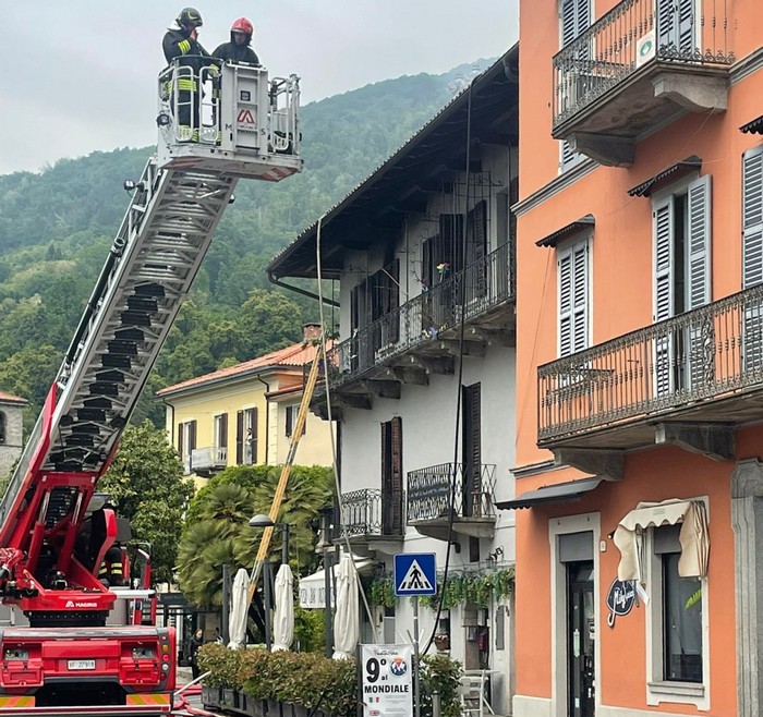 Appartamento distrutto dalle fiamme, edificio inagibile