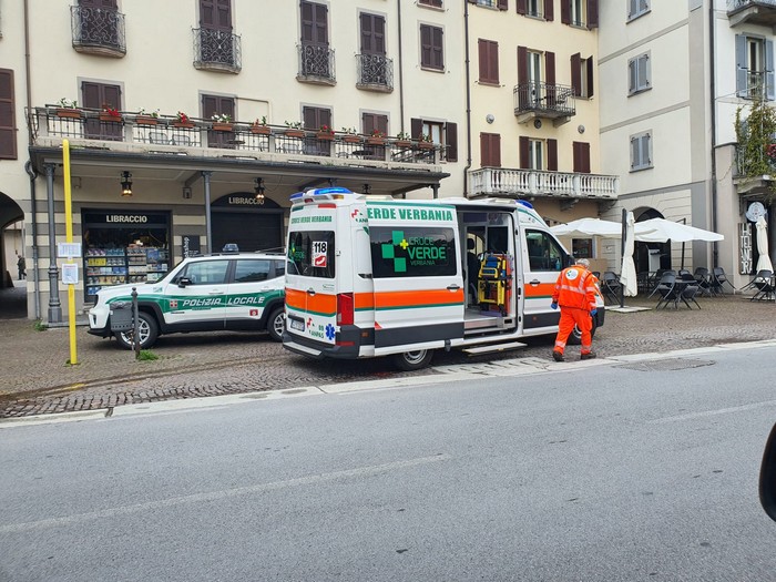 Attraversa fuori dalle strisce, studente investito da un motociclo sul lungolago