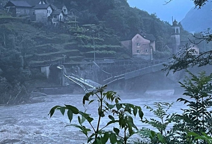 Maltempo, in Ticino due morti e un disperso. Crollato un ponte