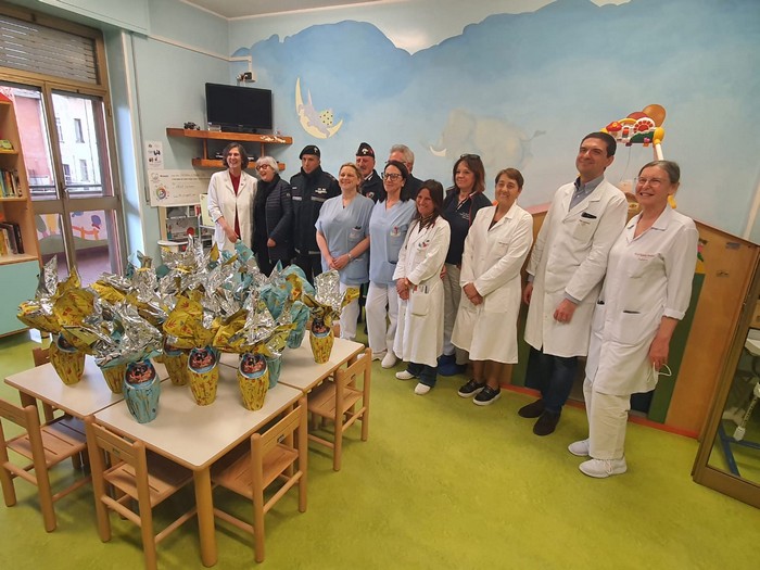 Il dolce dono pasquale dell'associazione carabinieri ai bambini della Pediatria