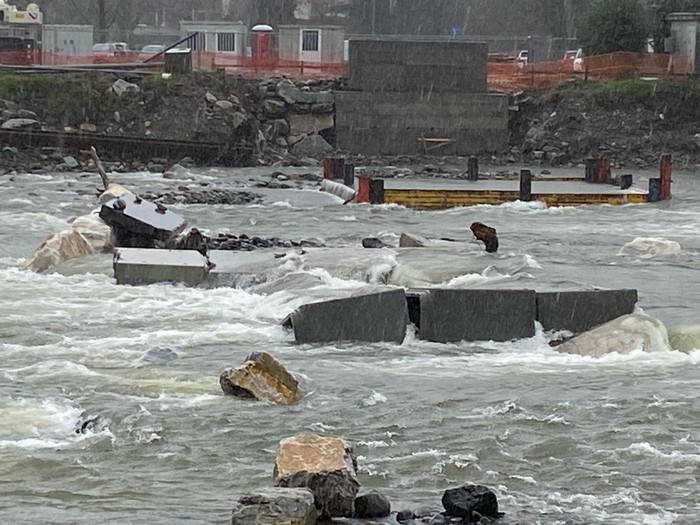 La piena del San Bernardino travolge il cantiere della passerella