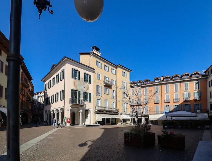 Palazzo Pretorio è la sede verbanese del Circolo dei lettori. La firma a Torino