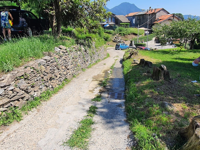 Une petizione per allargare via Archimede, i residenti: neanche l'ambulanza ci passa