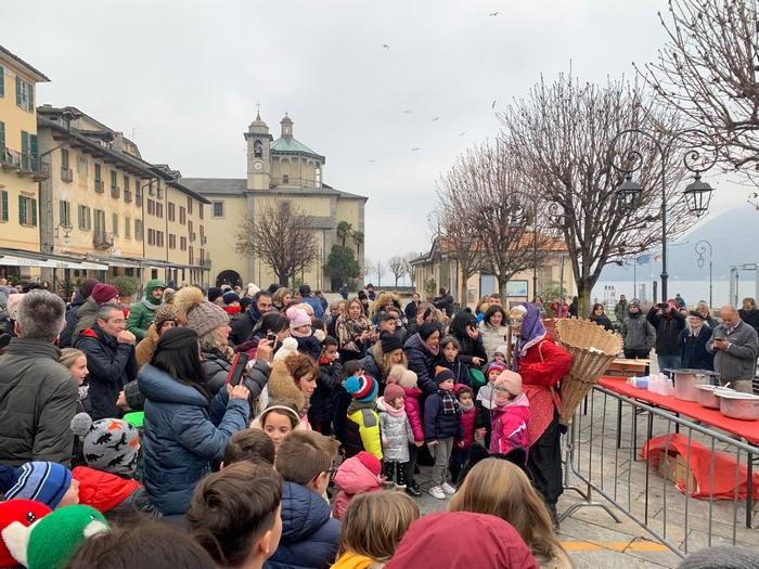 La Befana sbarca dal lago (foto)