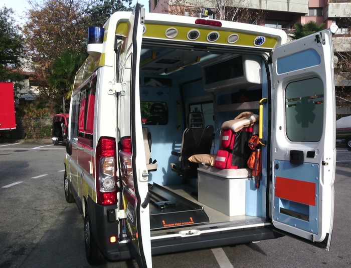 Muore investita dall'auto che aveva appena parcheggiato