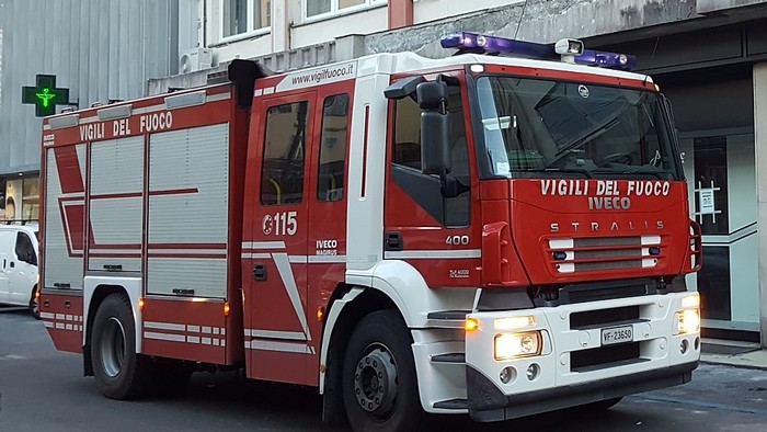Cortocircuito in cucina, fiamme in un appartamento