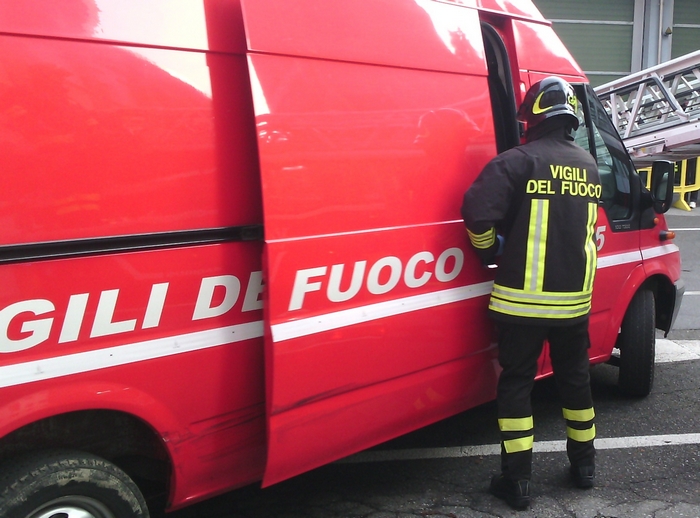 Cane intrappolato in un cunicolo salvato dai vigili del fuoco