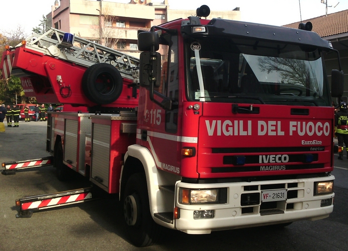Autoscala si ribalta: ferito un vigile del fuoco