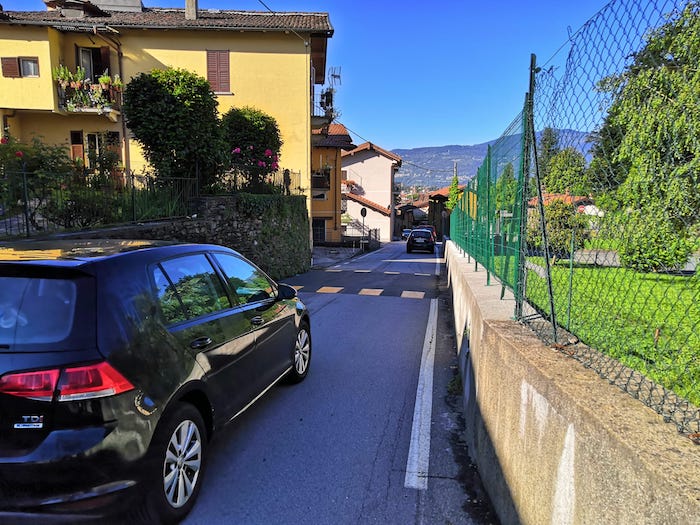 Posizionati i dossi sulla via Intra Premeno, terminati i lavori per la sicurezza dell'incrocio con via Zappelli