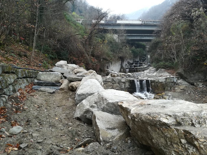Baveno: si ricostruisce la passerella pedonale distrutta dall'alluvione di ottobre