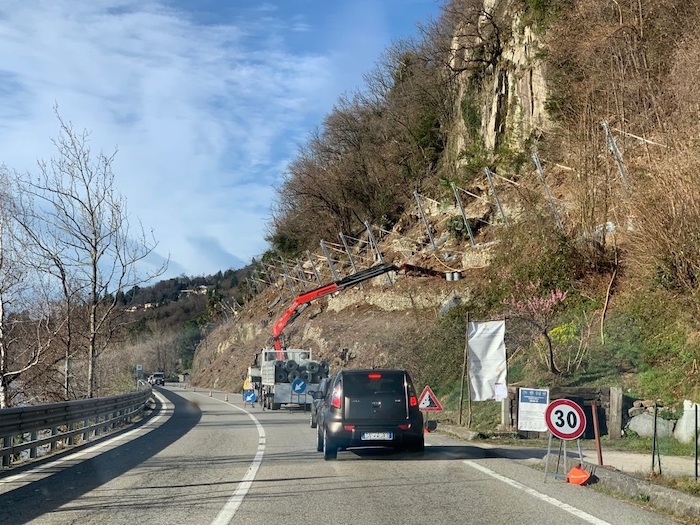 Asfalti e lavori sui versanti lungo la SS 34: sensi unici alternati fino a maggio