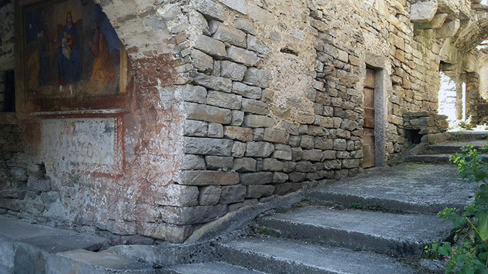 Montecrestese: fine alle infiltrazioni, rifatto lo scarico del lavatoio