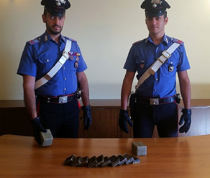Controlli antidroga: arrestati per detenzione di 2,44 kg di hashish