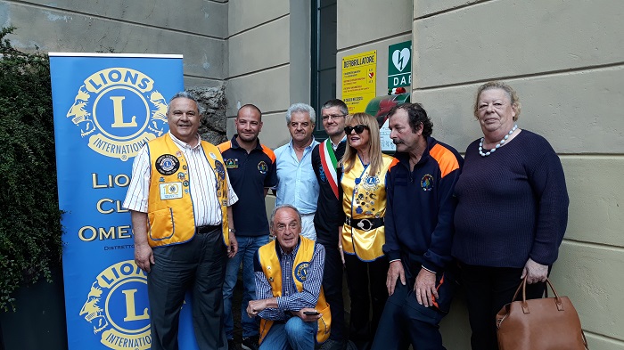 Il Lions Club Omegna dona due defibrillatori. Uno all'AIB, l'altro agli Amici Vela Cusio