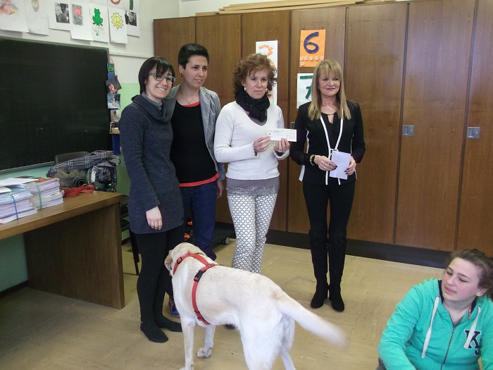 Dai Lions di Omegna un contributo per la Pet therapy nella scuola di Cireggio. Foto