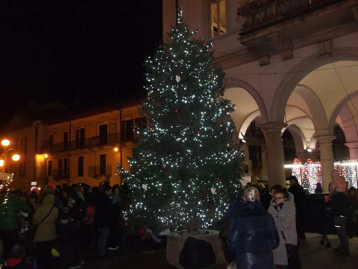 Ad Omegna si inizia a respirare l'aria del Natale