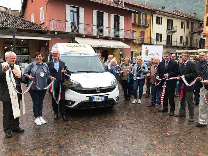 Ad Omegna Auser Cusio inaugura un nuovo mezzo per i disabili. Foto