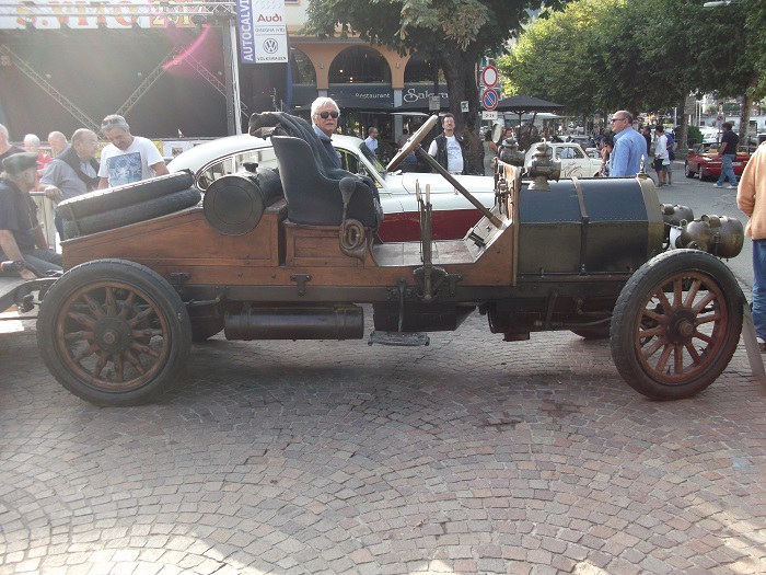 Auto e moto d'epoca accendono i loro motori nella domenica di San Vito. Fotogallery