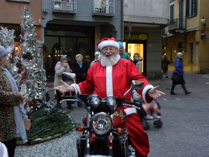 Ad Omegna Babbo Natale è arrivato in moto e le feste sono cominciate