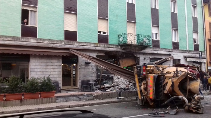 Incidente Gravellona, evacuata la palazzina sopra al Bar Milano