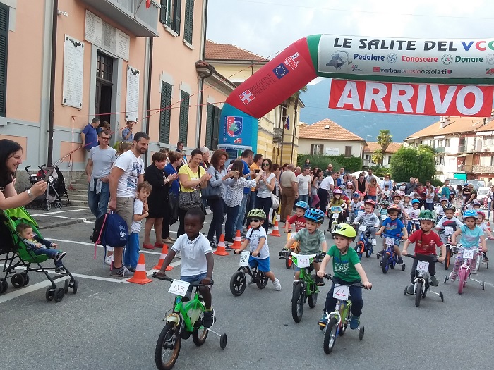 Biciclettata e danze. E' cominciata la festa dell'asilo a Gravellona. Foto