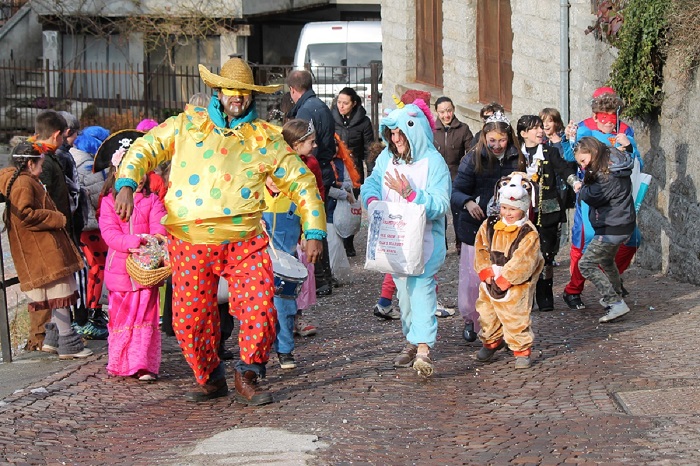 Pioggia di coriandoli anche a Quarna per festeggiare il Carnevale. Foto