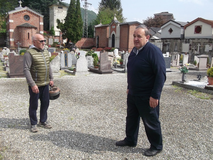 Erbacce al cimitero di Cireggio. La denuncia arriva da Galizzi e Caldi. Foto