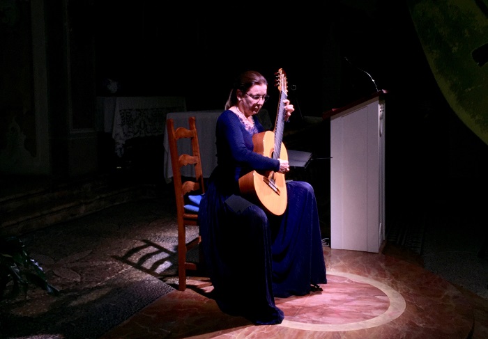 Raphaella Smits incanta Cesara con la sua chitarra ad otto corde