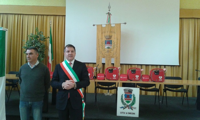 Consegnati i cinque defibrillatori acquistati grazie ai commercianti di Omegna
