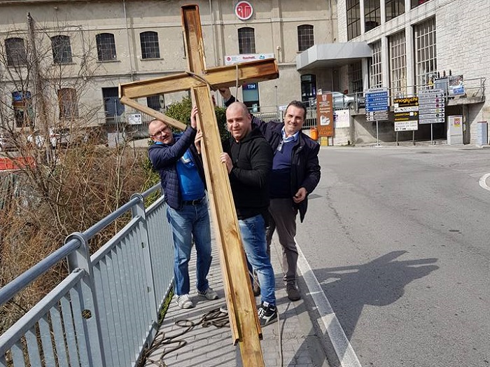 Omegna, croce posata al Ponte Antico gettata nello Strona e recuperata