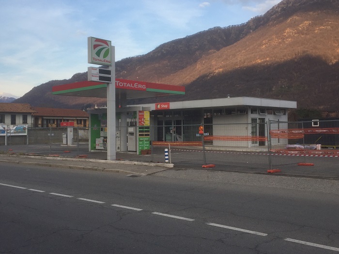 I distributori di benzina di via IV Novembre ad Omegna. Foto