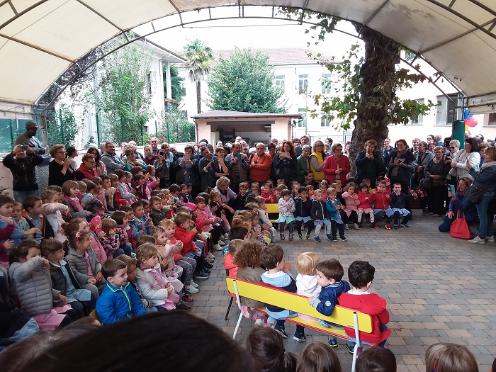 I bambini dell'asilo di Gravellona festeggiano i nonni. Foto