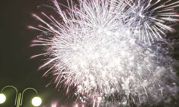 Il cielo di San Vito si colora di emozioni con i fuochi piromusicali. Video