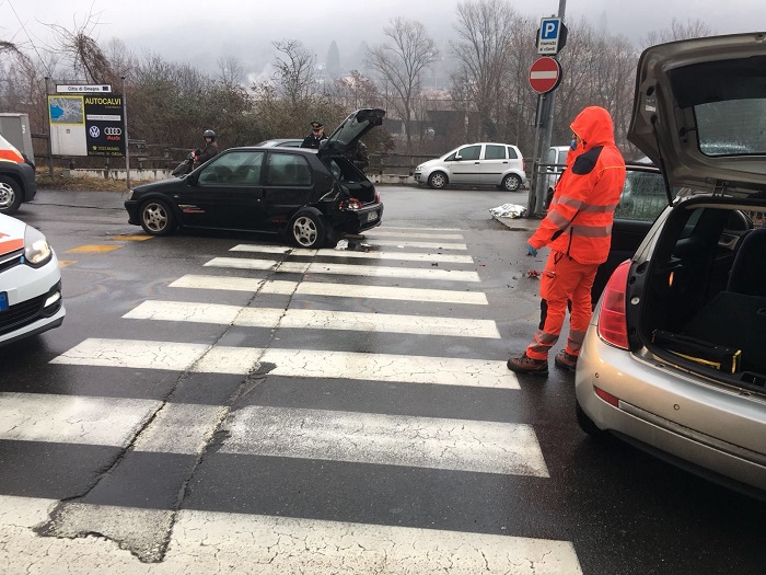 Incidente senza grosse conseguenze in via IV Novembre a Crusinallo