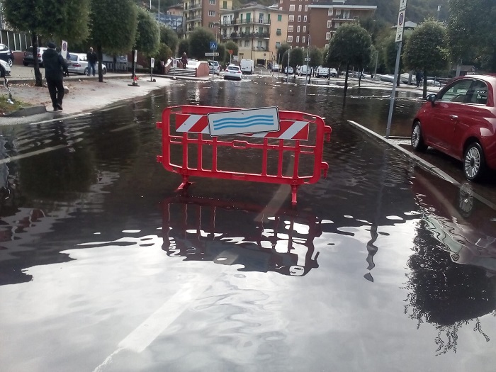 La situazione ad Omegna dove il Lungo Lago Buozzi è stato chiuso al traffico. Foto