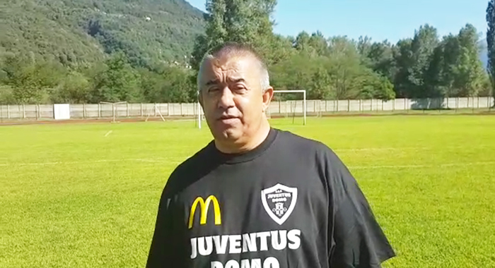 Marco Mellano sulla panchina dell'Omegna che saluta anche il vice presidente Corsico