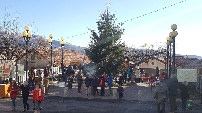Natale già nell'aria a Quarna Sopra tra i mercatini e l'albero. Fotogallery