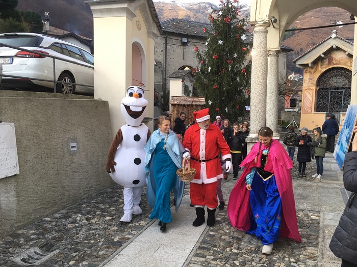 Babbo Natale, Frozen e Sbandieratori a Luzzogno per il via alle feste natalizie. Foto