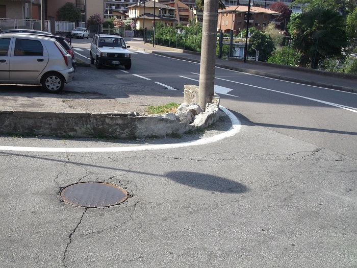 Parzialmente distrutto il muretto d'angolo a Bagnella che da anni crea problemi ai mezzi pesanti