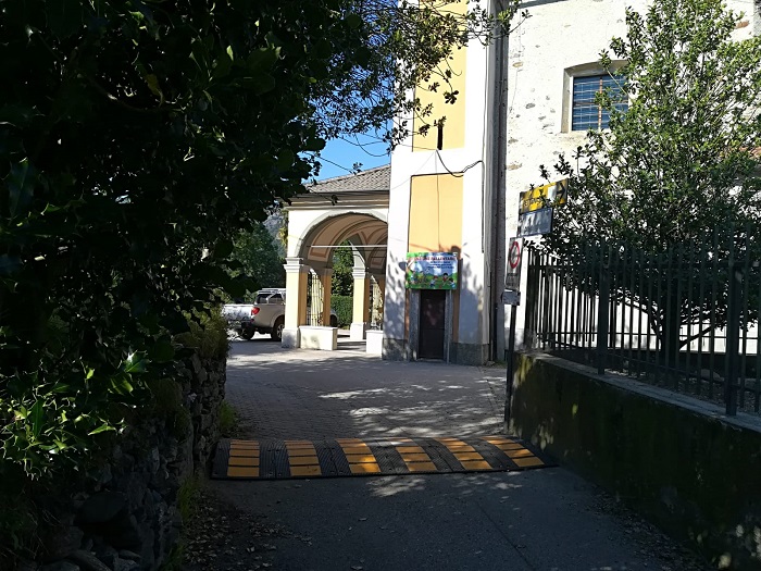 Posizionato il nuovo dissuasore di velocità a Pettenasco