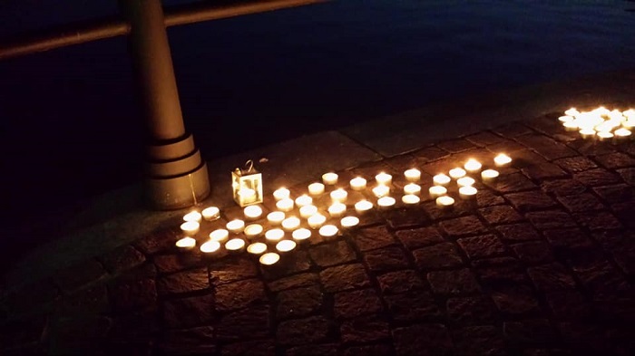 Sul lungo lago di Omegna tanti lumini accesi per le vittime del Mediterraneo