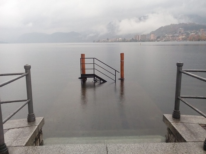 Sale il livello del lago anche di fronte all'ospedale di Omegna. Foto