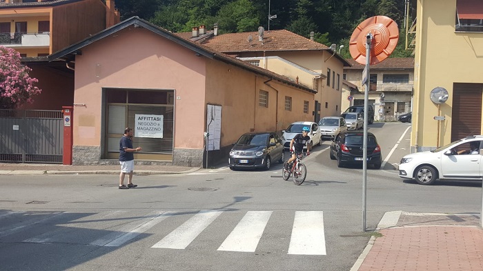 Traffico in tilt ad Omegna. L'assessore Perrone dirige le auto in via De Angeli